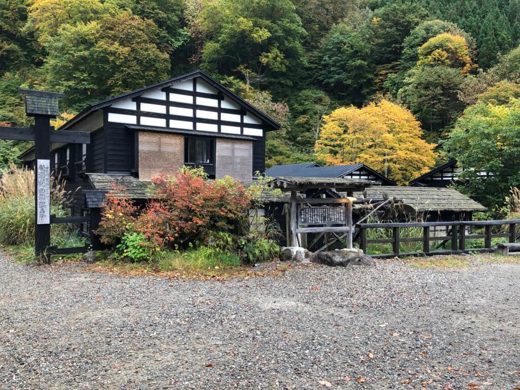 鶴の湯温泉の建物