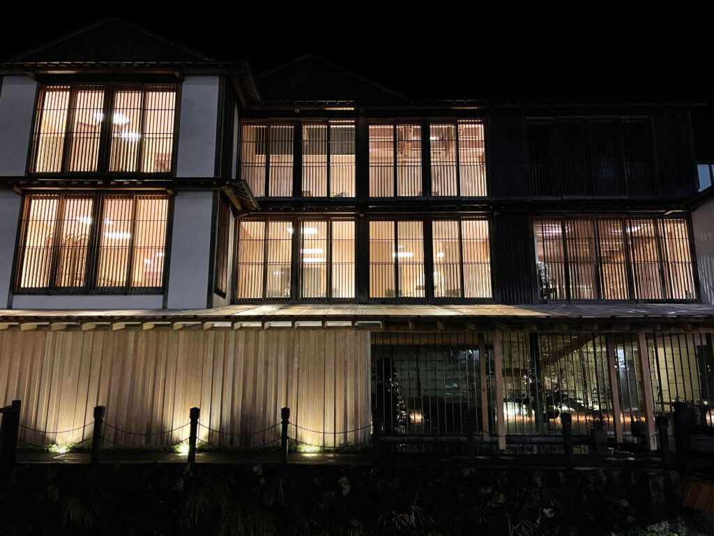 銀山温泉 藤屋の建物夜景